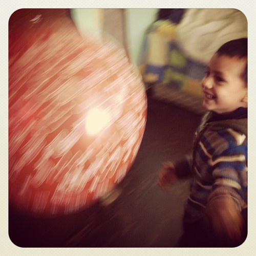 Jugando con un globo… Tanto avance tecnologico en el mundo del videojuego y es mas feliz con un globo… (Tomada con Instagram)