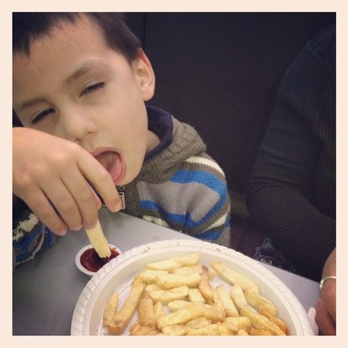 El nico y sus ya tradicionales papas con ketchup… Un monton de tiendas, gran variedad de alimentos, pero siempre son papas con ketchup (Tomada con Instagram)