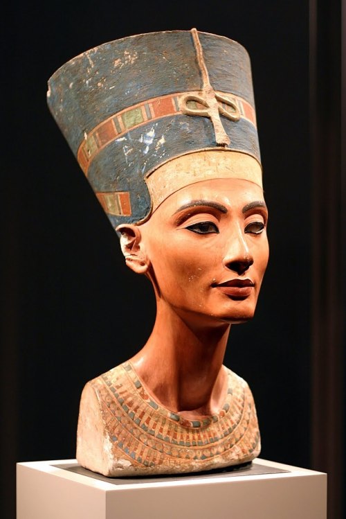 Ancient Egyptian bust of Nefertiti,Nefertiti was the wife of Egyptian Pharoah Akhenaton (1351BC-1334