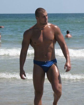I love a stud in a speedo. porn pictures