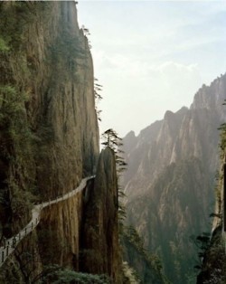 f-l-e-u-r-d-e-l-y-s:The Bridge Of Immortals, is situated in the Yellow Mountains, also known as Huan