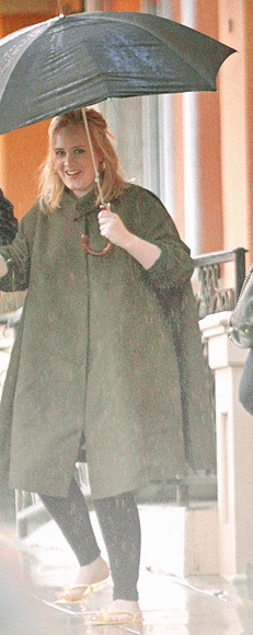 loveadeleandfucktherest:  daydreamingforadele:  She is perfect.  Her feet :3 