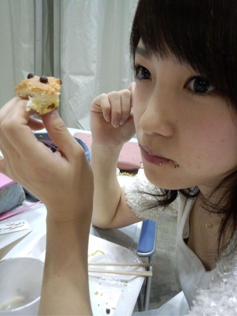 34nancha:  （じゅり） (゜∀゜)口にたくさんつめる川栄さん(*゜▽゜)ノ何歳児だ（￣＾￣）