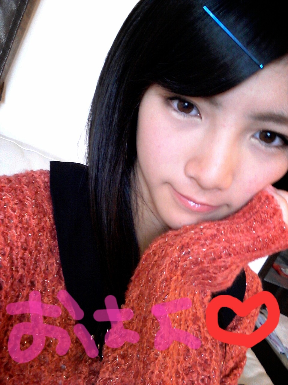 gekikaraclub:  昨日奈々が赤ニット着てきてたから対抗してきました笑Yesterday