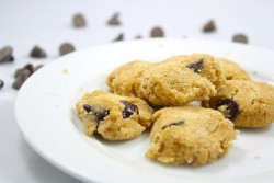 stronghealthyconfidence:  want-to-be-fit-too:  10 Chocolate Chip Cookies (64 calories. THE ENTIRE BATCH) Nutritional Info Serving size: 1 recipe (10 cookies) Calories: 64 Fat: 2.5 grams Ingredients 2 Tablespoon coconut flour 2 Tablespoon mashed banana