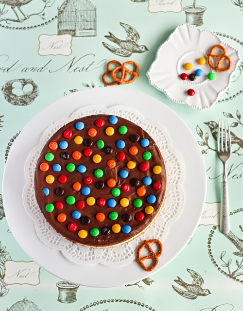 yummyinmytumbly:Pretzel and M&M Chocolate Cheesecake