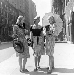 lifeinthe1940s:  Three very fashionable women-1940s 