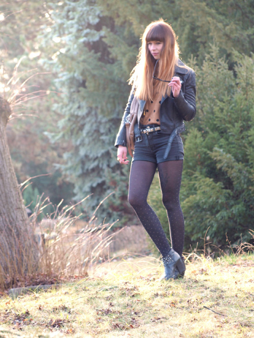 Black pantyhose with grey polka dots, shorts and black leather jacket