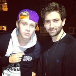 1dupdateschile:   ‏@davidgrayontour: @niallofficial gets not one but two @edsheeran hoodies &amp; his picture taken with @murraycummings  