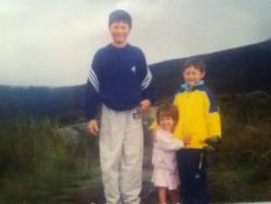  Niall with brother Greg and cousin Katie  I know it’s really terrible quality but hey @Greghoran87 and @NiallOfficial pic.twitter.com/gIiZ4EYI 