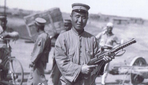 georgy-konstantinovich-zhukov: A soldier of Chang Tso-Iin’s Fengtien Army shows off a German B