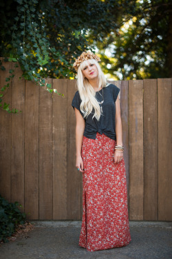 what-do-i-wear:  Maxi Skirt - Anthropologie  //  Tee - H&amp;M  //  Flower Crown - DIY (image: kellimurray)      