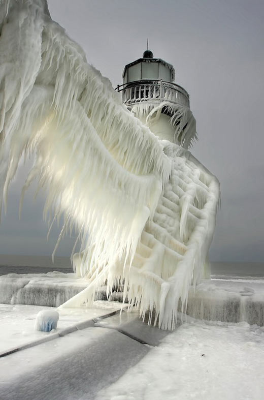 bryanbolanos:  Amazing Icy Light House! 