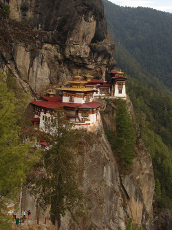 visitheworld:  The famous Tiger’s Nest Monastery in Paro Valley, Bhutan (by Travelmanic). 