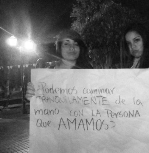 kingfor-more-thanaday:  notece mi cara de volá ._. & la cara de enoja de la kika XDDDD somos bellas 8)))