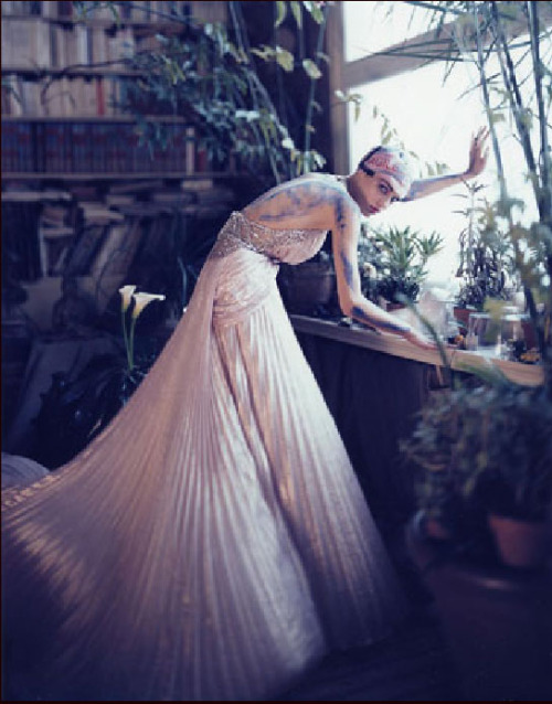 ohthentic:  walkingthruafog:  walkingthruafog:  Couture couture  queer: ohthentic.tumblr.com 