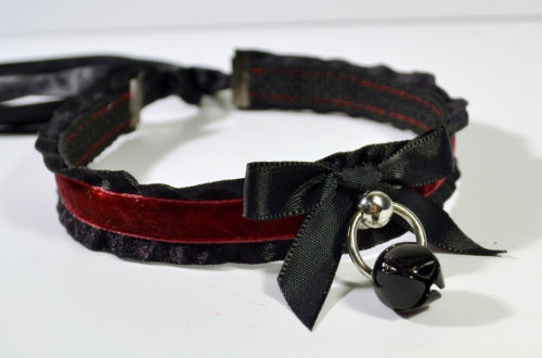 kinkykittenxo:   her-baby-girl:  Skinny Kitty Gothic Velvet Collar with Neko Bell   *_*