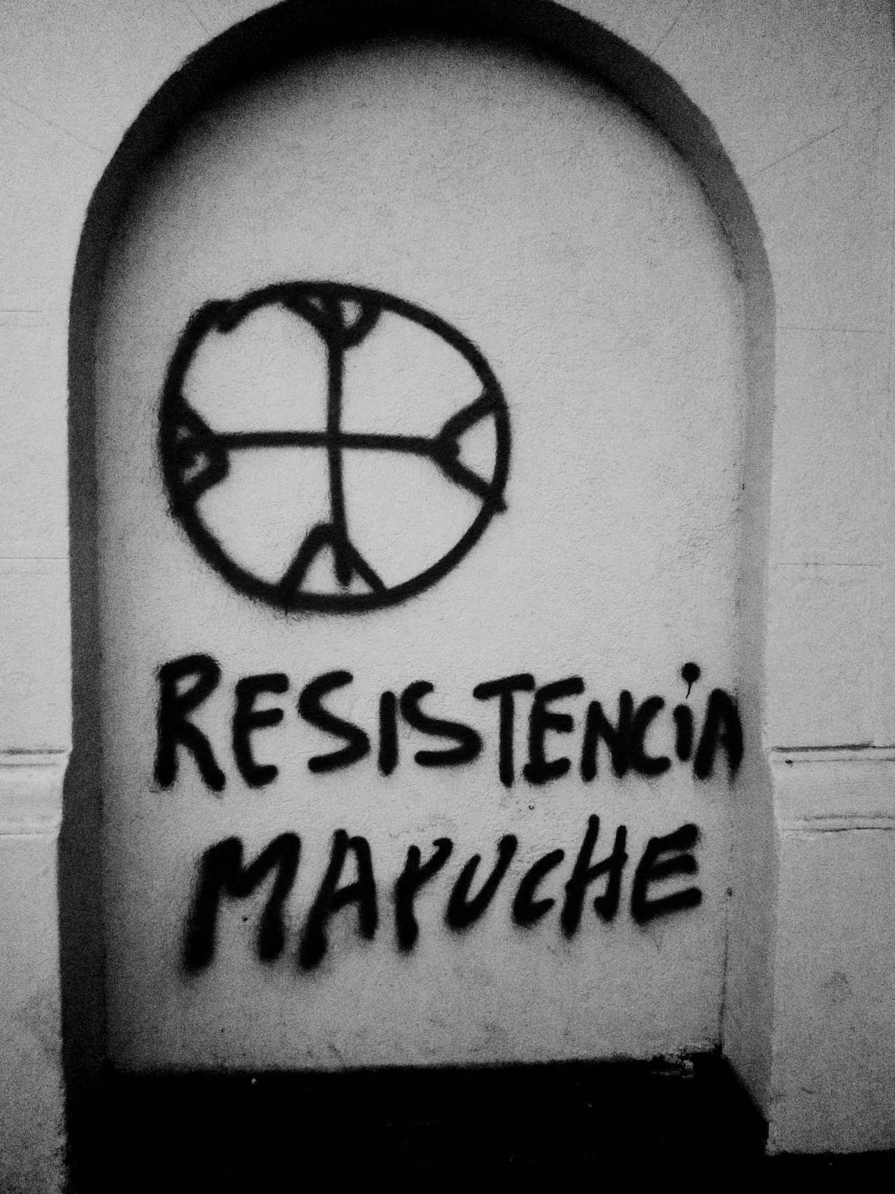 ankia-culiao:  naufragodelorden:  Marcha Mapuche 15/10 El viento transmite el sonido