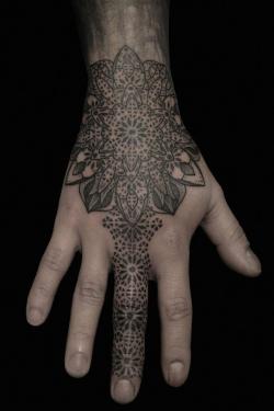 thestarlighthotel:  Hand tattoo by Kenji Alucky 
