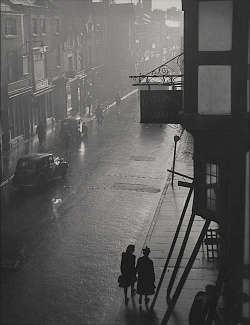 luzfosca:  Edward Chambre Hardman Rainy Day in Chester, 1947