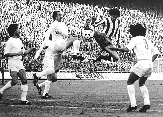 Esta imagen, de 1980, es la del último derbi que se jugó sin publicidad. Marcos Alonso entra con todo ante Uli Stielike, representando el mayor empuje del Atlético, que se impuso por 3-1 ante su hinchada.