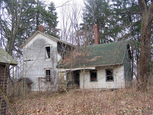 previouslylovedplaces: abandoned farmhouse by shadysidelantern on Flickr.