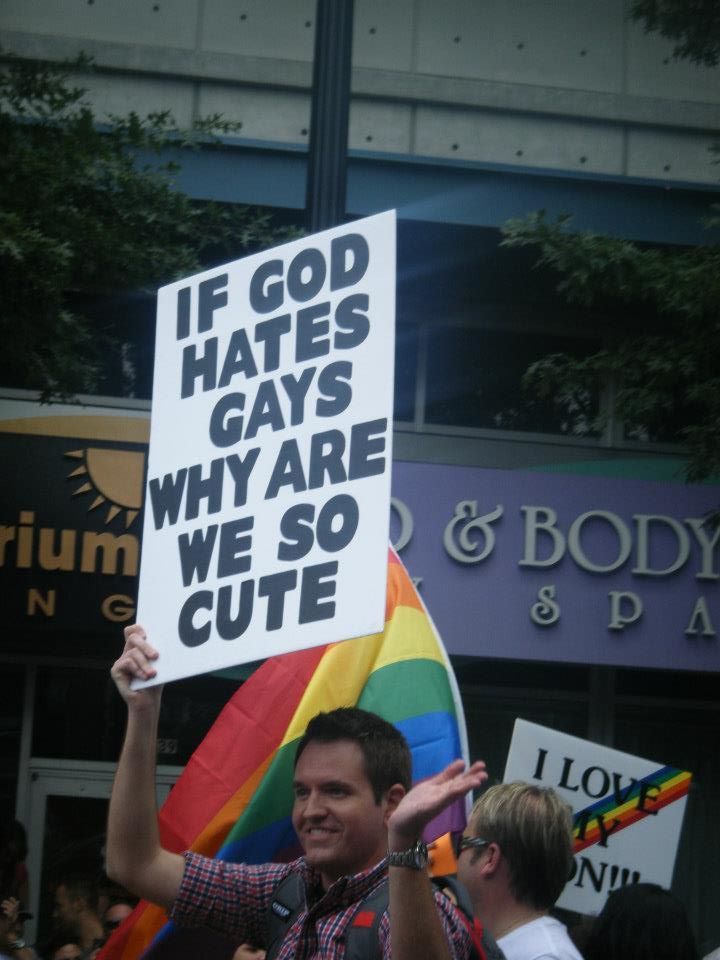 lapalomafolladora:  &ldquo;Si Dios odia a los Gays, ¿por qué somos tan guapos?&rdquo;Jaque