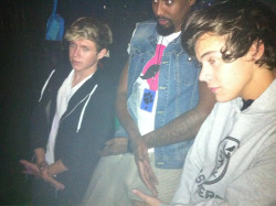 saynahin:  Niall rudely drawing attention to his crotch #Quag 