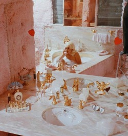 solo-vintage:1961: Jayne in The Pink Palace