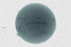 adqtvn:  Le Soleil vu à travers une longueur d’onde particulière de l’infrarouge, la photo a été transformée en noir et blanc puis inversée. À cela on lui ajoute un fond rempli d’étoiles, aussi en inversé et le résultat donne quelque chose