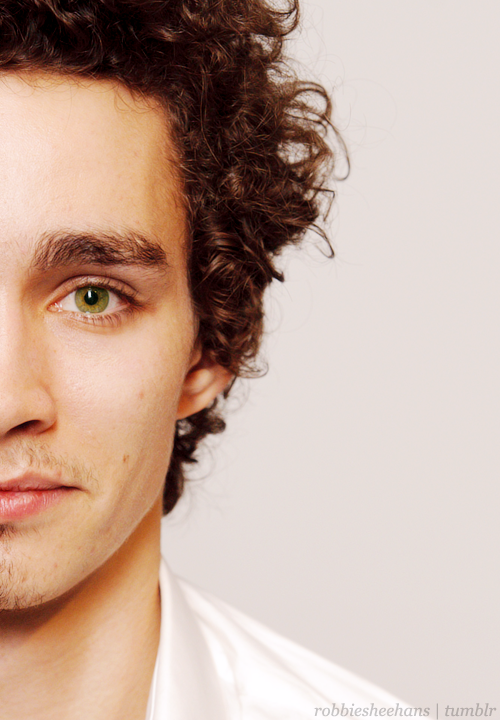 roywalkering-blog-deactivated20:  62/150 pictures of Robert Sheehan 