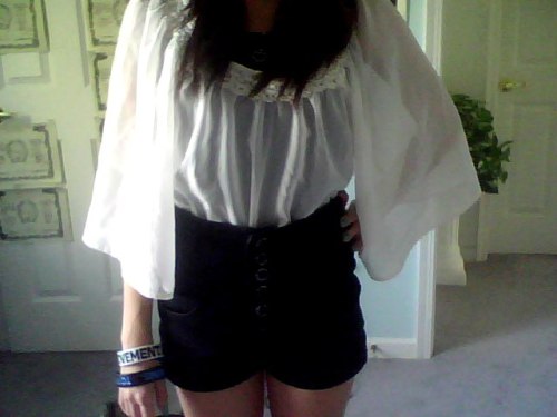 Outfit of the day. Sometimes I buy clothes, but when I wear them I sort of think to myself “you look really really weird” But the more I look at this shirt, the more I love it.