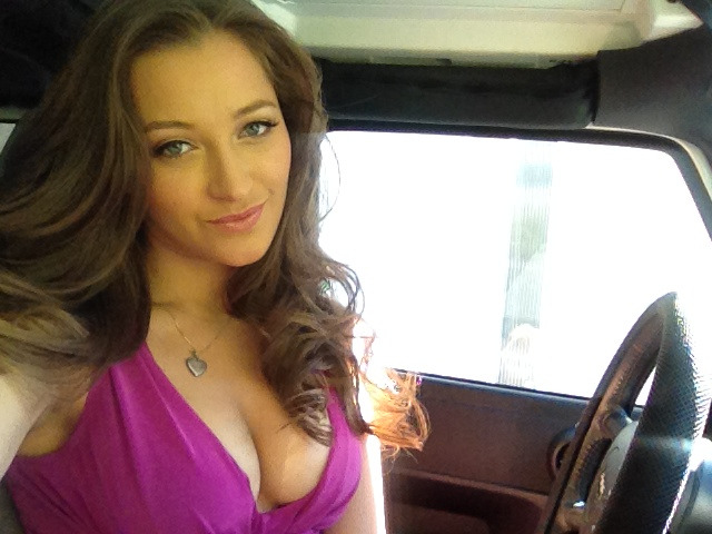 missdanidaniels: Wanna pull over and fuck on the side of the road? It’s my favorite!!!
