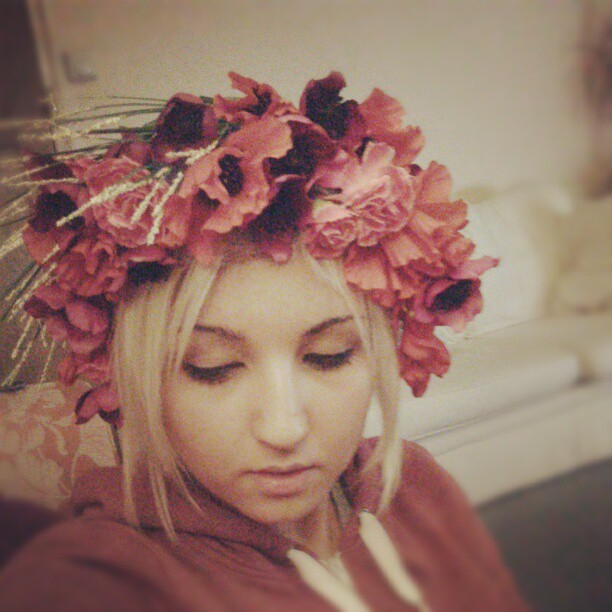 Almost finished :D just gotta make the back nice and neat!   #headdress #flowers