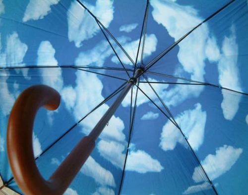 inspirezme:  “Sky Umbrella” is an umbrella that allows you to replace the rainy gray sky above your head with a nice blue sky with white cloud! An umbrella designed by the designer Tibor Kalman. (via: ufunk) 