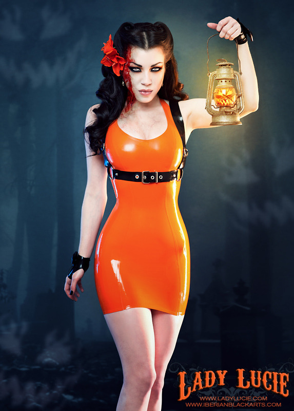 ladylucielatex:  The wonderful Threnody in Velvet looks scarily sexy in the LLL halterneck