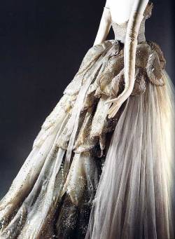 valjeann:  hautecoutureoverdose:  ”Venus” dress by Christian Dior, 1949 Gray silk net embroidered with feather-shaped opalescent sequins, rhinestones, simulated pearls, and paillettes. This extraordinary ball gown by Christian Dior, of foggy gray