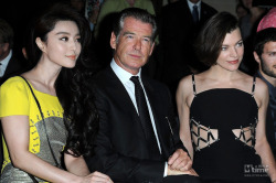 noeatinginsidethelibrary:  left to right: FAN Bingbing (范冰冰), Pierce Brosnan, Milla Jovovich (Милица Јововић / Милла Йовович)