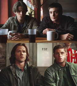 cas-get-outta-my-ass:  samlikesdeansbutt:  mishstiel:  goldtogreen:  the boys in 1.01 vs. 8.02  jesus shit sam ate his former self  It’s like they were pokemon and they evolved   