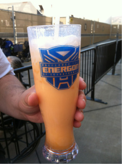 It seems Energon tastes like orange cream soda to us humans&hellip; Oh, and it came with a shining Energon cube inside.  Once again, my wallet flew towards that drink stand