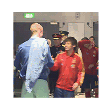 candidblues:  [2-3/21] Tiny, perfect things about Silva | That time at Wembley with Joe & his little smirk at the camera ✪  ..ale rozbierać to on się nie umie. 