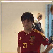 candidblues:  [2-3/21] Tiny, perfect things about Silva | That time at Wembley with Joe & his little smirk at the camera ✪  ..ale rozbierać to on się nie umie. 
