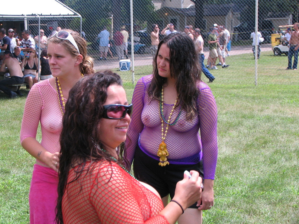 daregirls:  Dare Sunday :  For more outdoor nudity pics, visit Dare Girls 