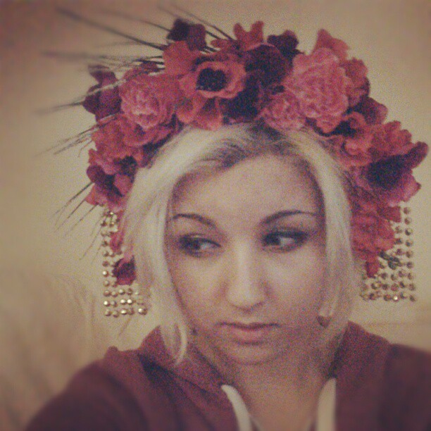Just added gold dangly bits to my headdress!! #headdress #pink #red #art #fashion