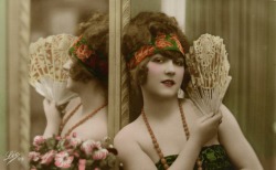 sydneyflapper:  Feather fans, darlings- so very essential in one’s 1920s accessories. 