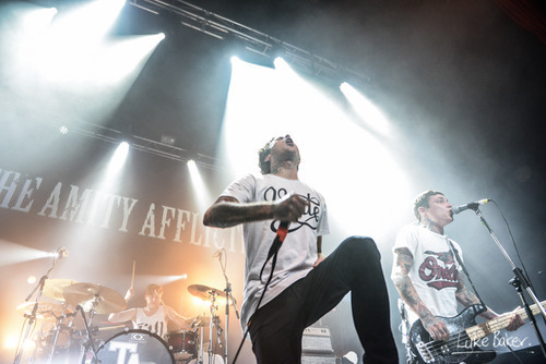 |-/