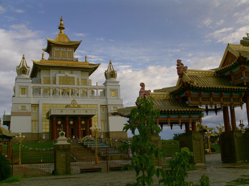 The golden buddhist temple in Elista, Kalmykia, southern Russia (by cruiser-81).