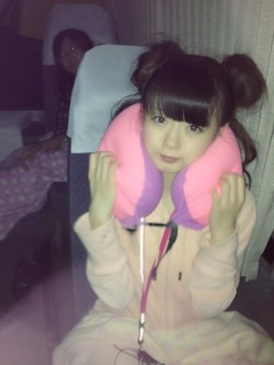 34nancha:  (ながお) おはよ昨日みおりが首になんかつけてた。あきらかにパンパン宇宙にでも行ってしまうのかと思った！みおりと撮ってるふりして実は大場も撮ってみたふいるんNGO