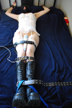 sluttybunny:  Bed Bondage #3 Vibrator held snugly in place and running on high - What a tease. 