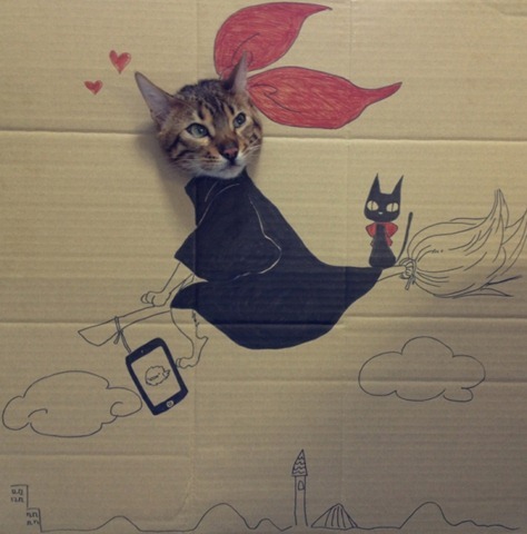 otaachimow:  conchesumadres:  1 Cat + 1 Cardboard Box = Best Cosplay Ever  omg